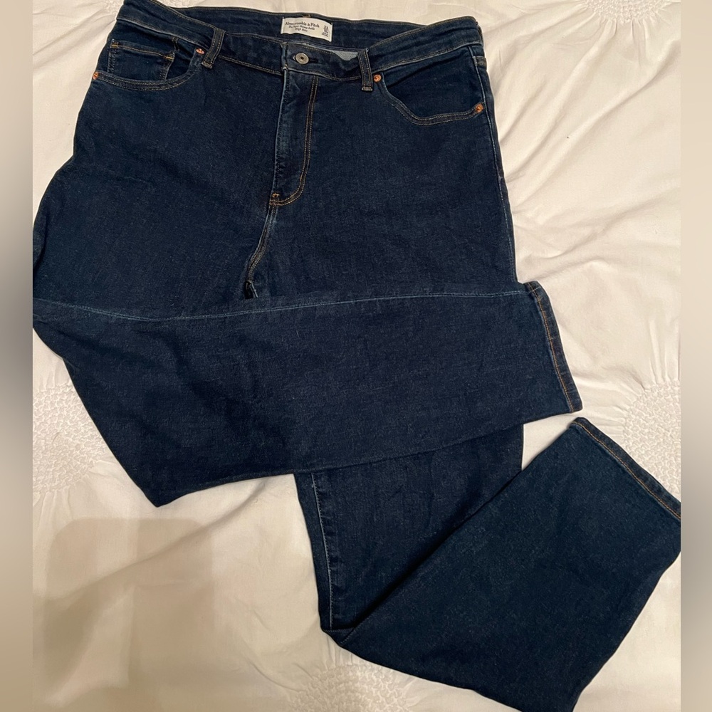 Abercrombie and Fitch Women's Super Skinny High Rise Jeans in dark wash. - Picture 2 of 8